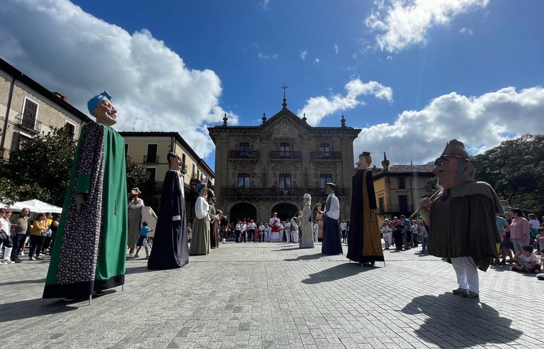 Pasacalles de comparsas con gigantes