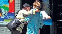 Euskaraz berba egiten hurbildu zitzaion emakume bati lepoko katea lapurtu zion atzo “besarkada solidarioa” erabiliz