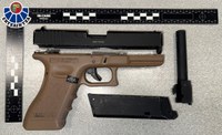 Gezurrezko pistola batekin mehatxatu zuen gizon bat atxilotu zuen Ertzaintzak igandean