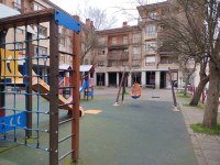 Hainbat konponketa lan egin eta elementu berriak jarri dira bi haur jolaslekutan