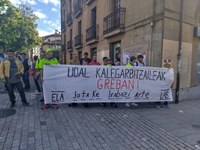 Kale-garbitzaileek greban jarraitzen dute