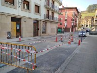 Ramon Irizar kalea itxita dago, asfaltatze lanak direla eta