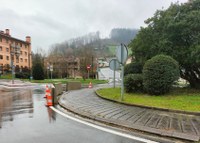 Roke Azkune aurrealdeko biribilgunea konpontzen ari dira
