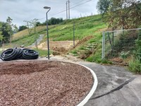 Urgain herri eskolako jolasgunea berritzeko azken lanak egiten hasi dira, gaur