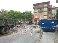 Zubibarri kalea trafikorako itxita dago, ur ihes baten konponketa dela eta
